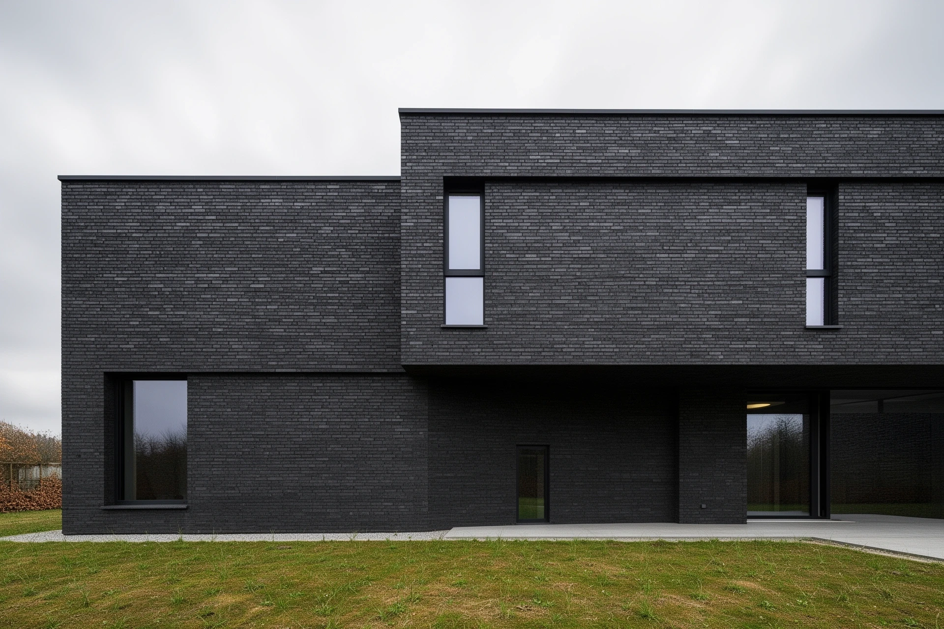 Elewacja budynku z cegły klinkierowej